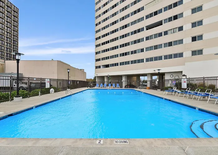 2 Bedroom Ocean Front Atlantis Condo!